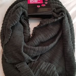 Forest green Acrylic infinity scarf nwt